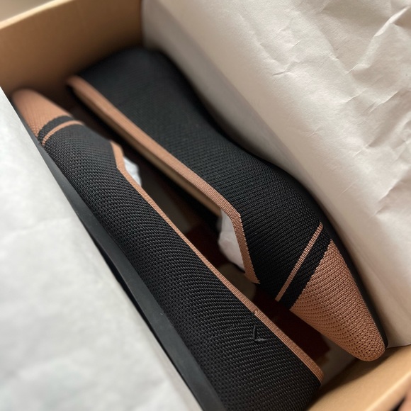 VIVAIA Pointed-Toe V-Cut Flats - Picture 8 of 9